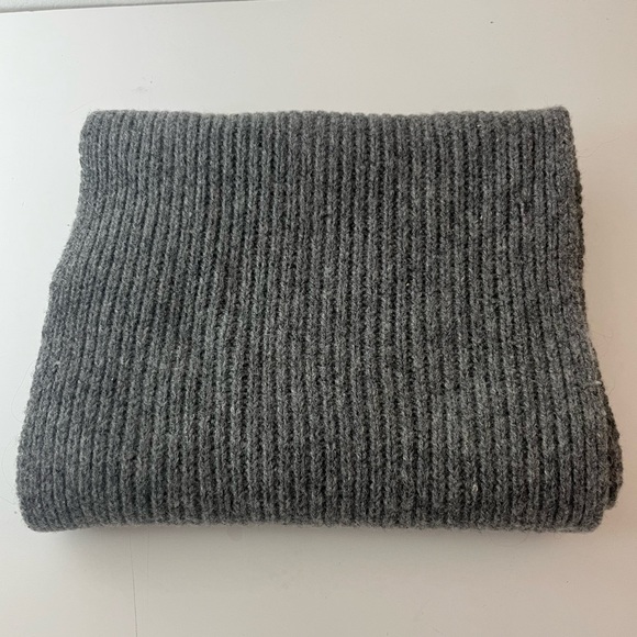 Grey scarf - Picture 5 of 5